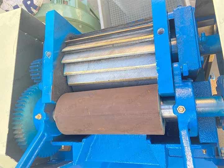 Rubber roller of the plastic pellet cutter