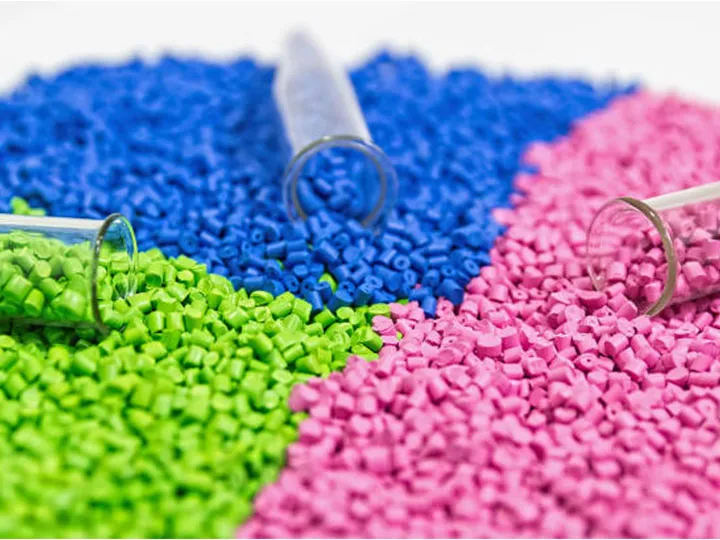 Pellets produits par l'entreprise de recyclage des plastiques