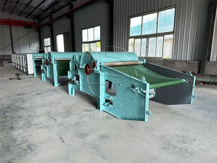 Textile recycling machine