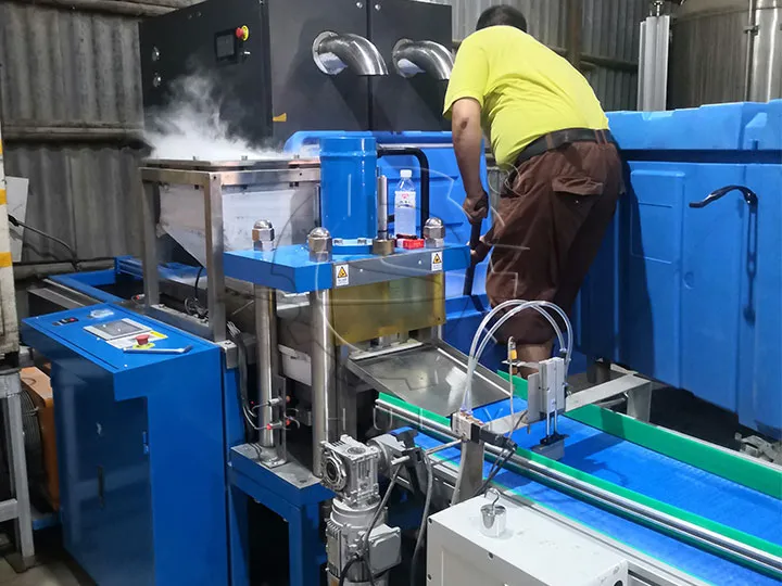 ドライアイス粒子機