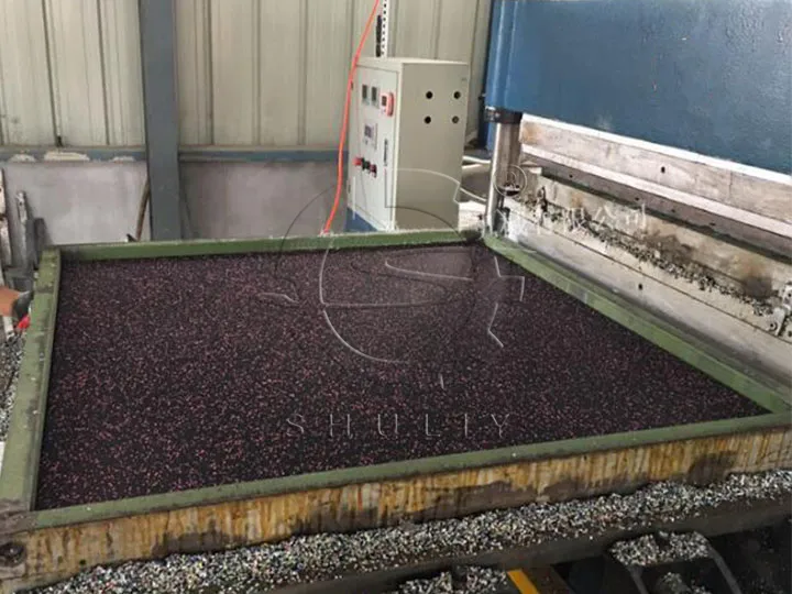 Rubber tile vulcanizing press